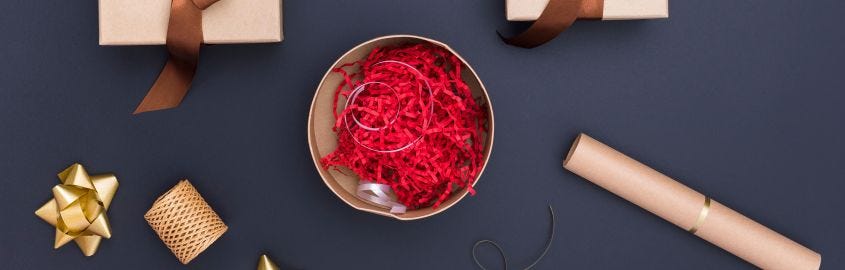 Versier geschenkdozen voor Kerstmis: Tips en materialen voor bedrijven