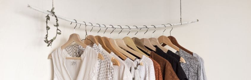 Hoe u kleding verpakt voor verzending